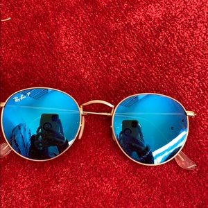 Blue circular ray bans